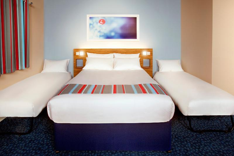 Travelodge Cardiff Central Queen Street Exterior foto